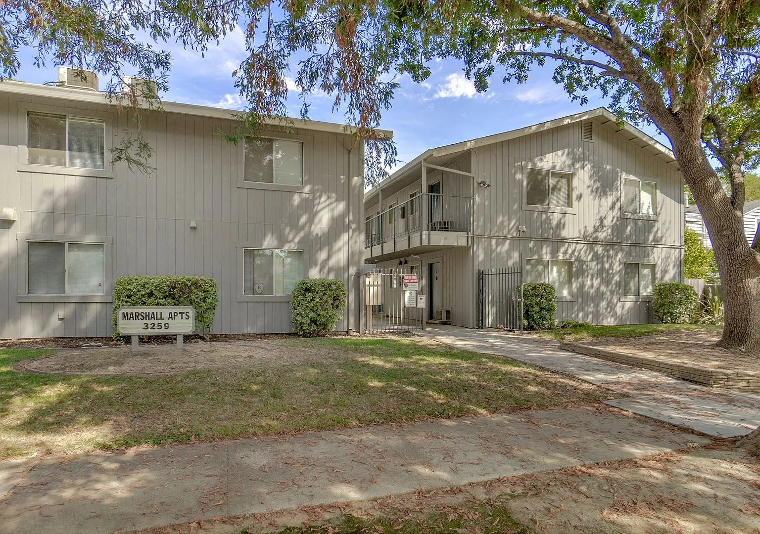 2 Bedroom / 1 Bathroom | Oak Park Apartment | First month rent waived — Photo 2
