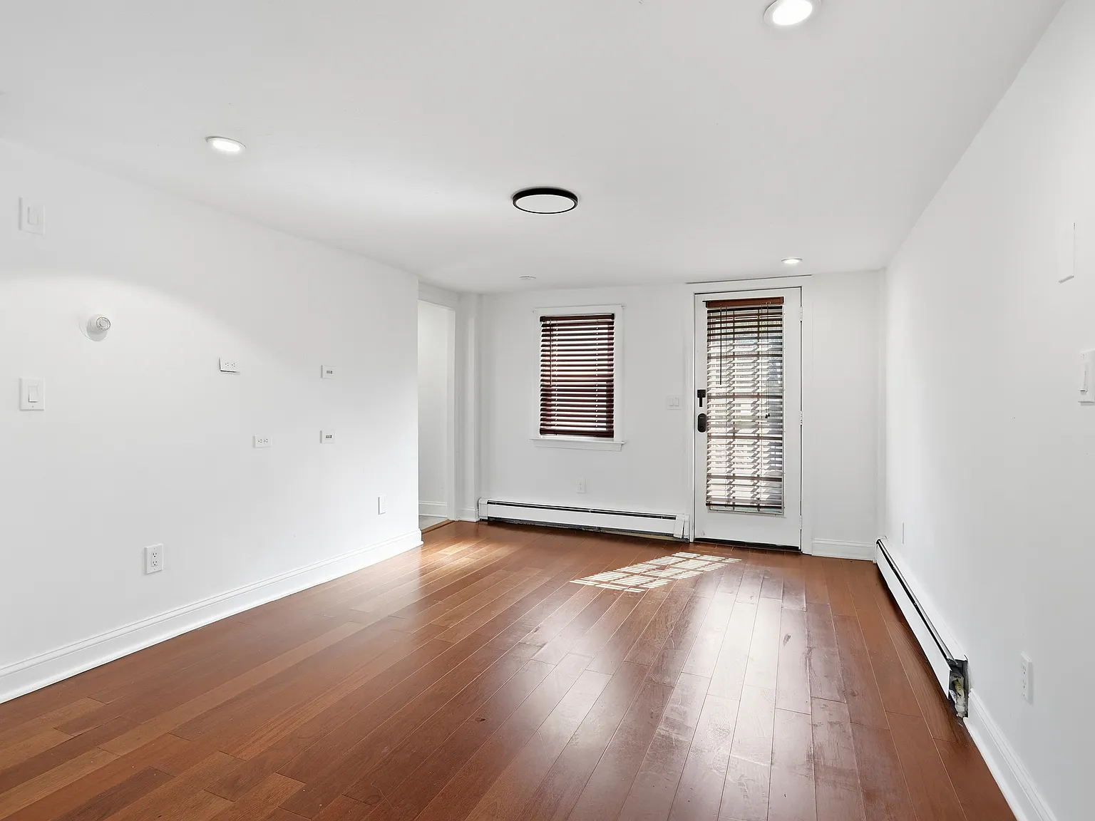 2 bed, 1000 sqft, $3,000 — Photo 3