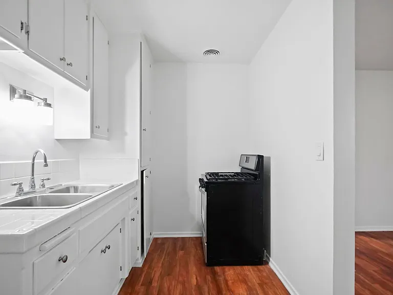 208 Avenue H — Photo 10