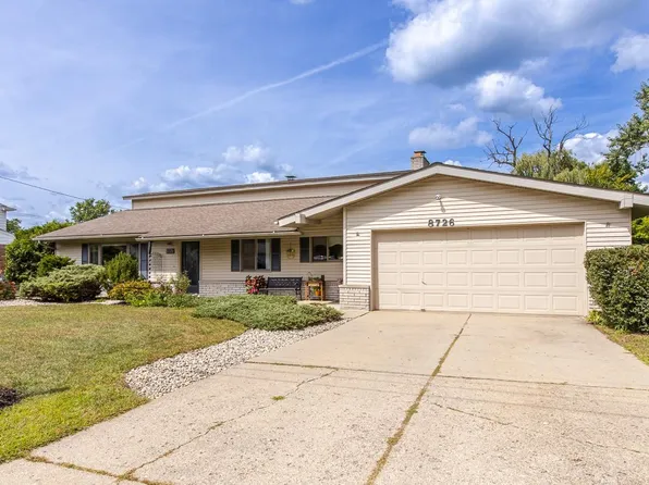 8726 Sandy Crest Dr, White Lake, MI 48386