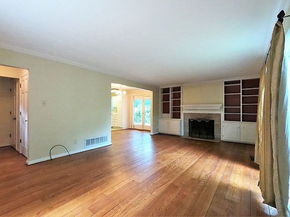 3rd image of 5615 Lake Shore Dr
