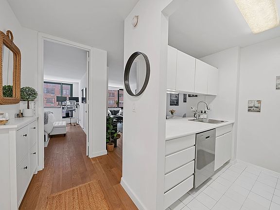 5th image of 1 Irving Pl APT V7c