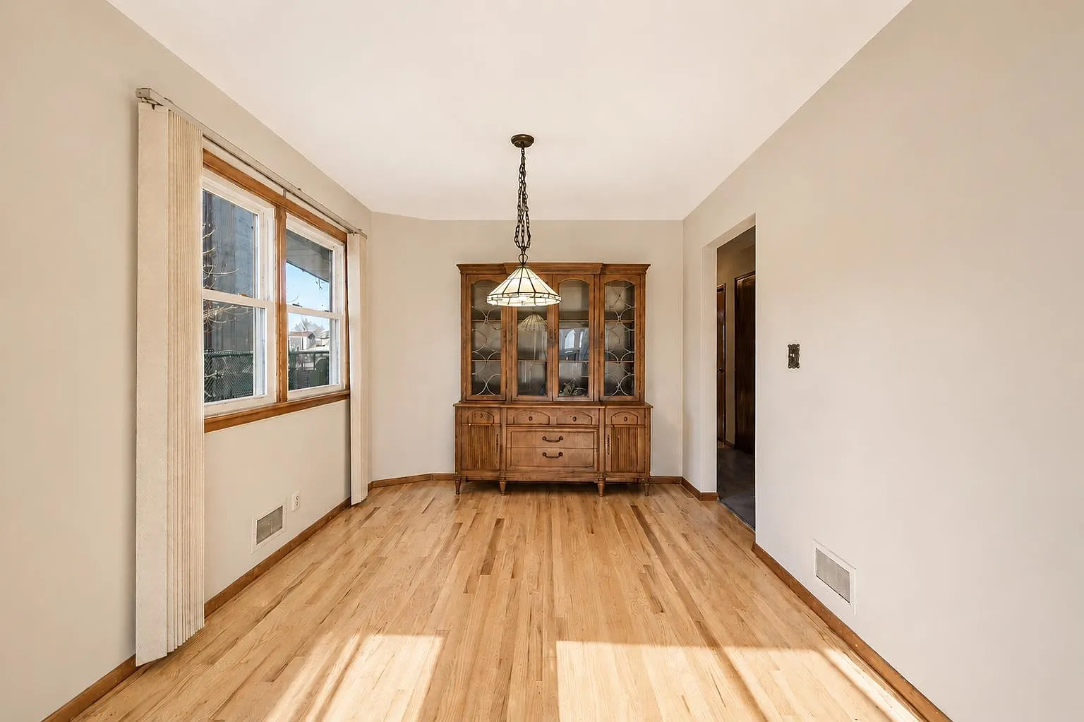 3 bed, 3.0 bath, 2000 sqft, $3,400 — Photo 4