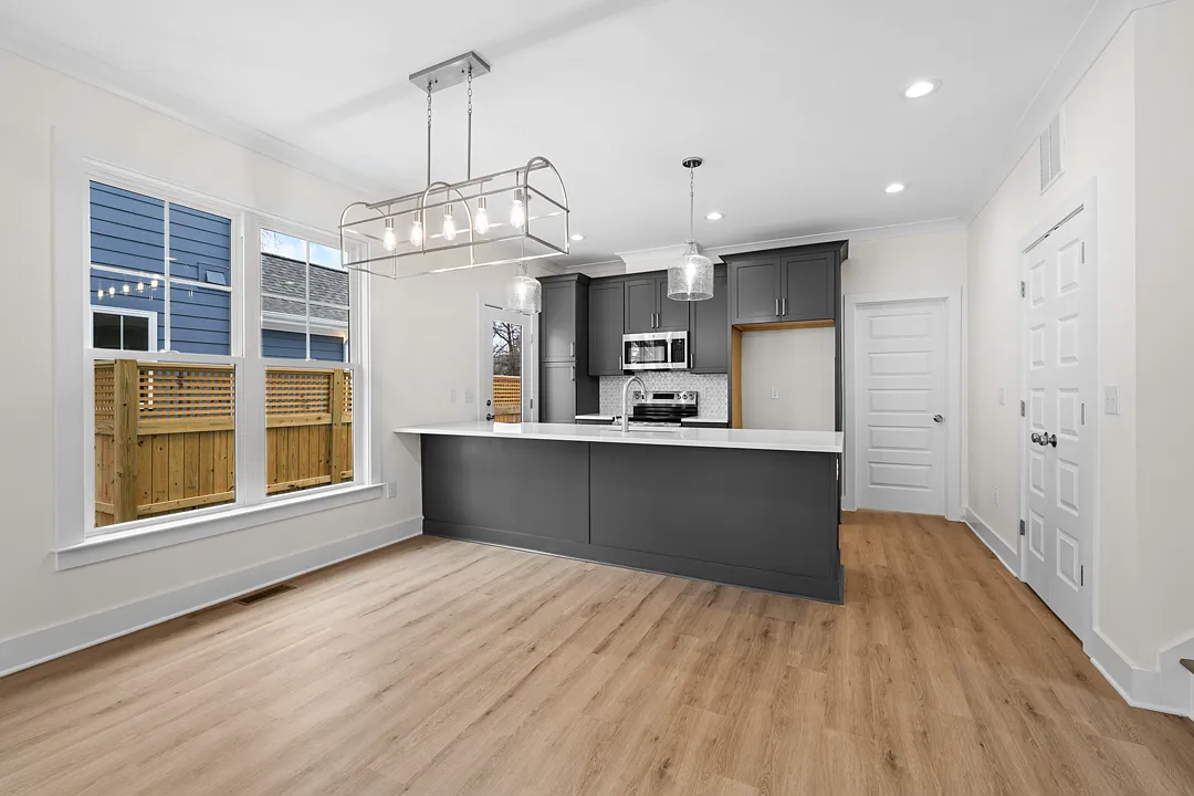 3 bed, 2.5 bath, 1300 sqft, $2,100 — Photo 4