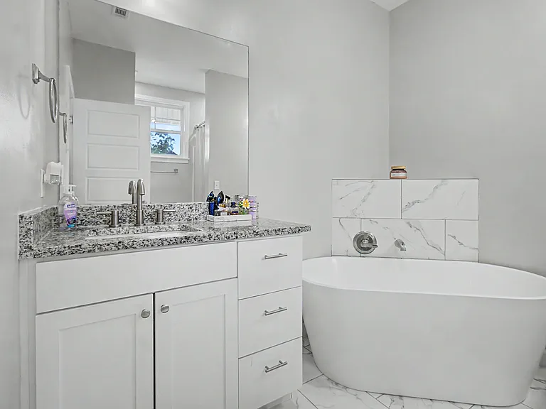 214 E Franklin St — Photo 22