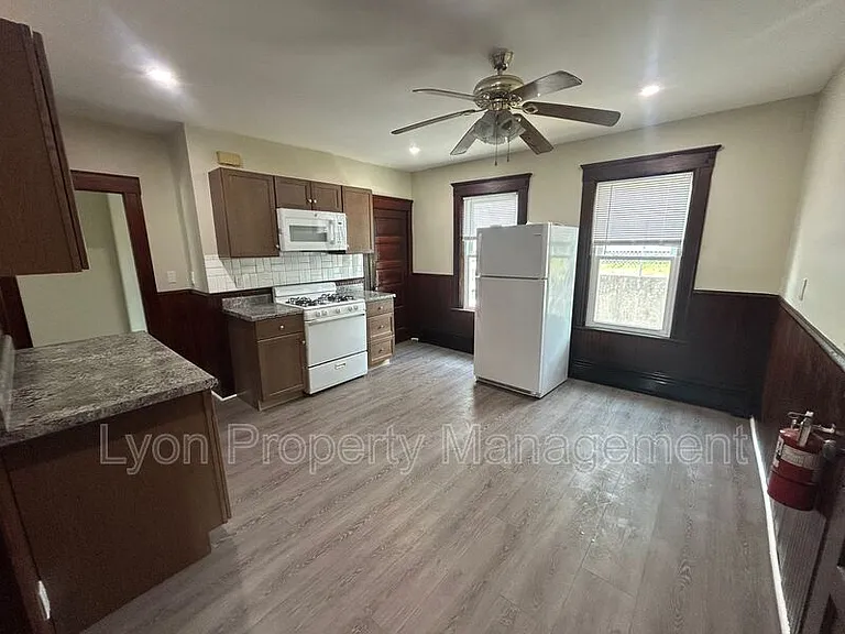 568 Elm St #1 — Photo 3