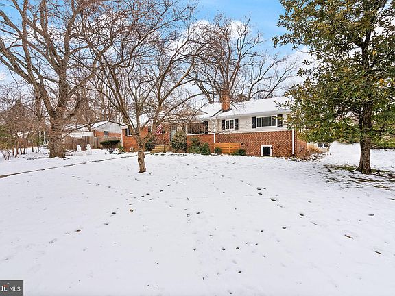 3rd image of 3813 Larchmont Dr