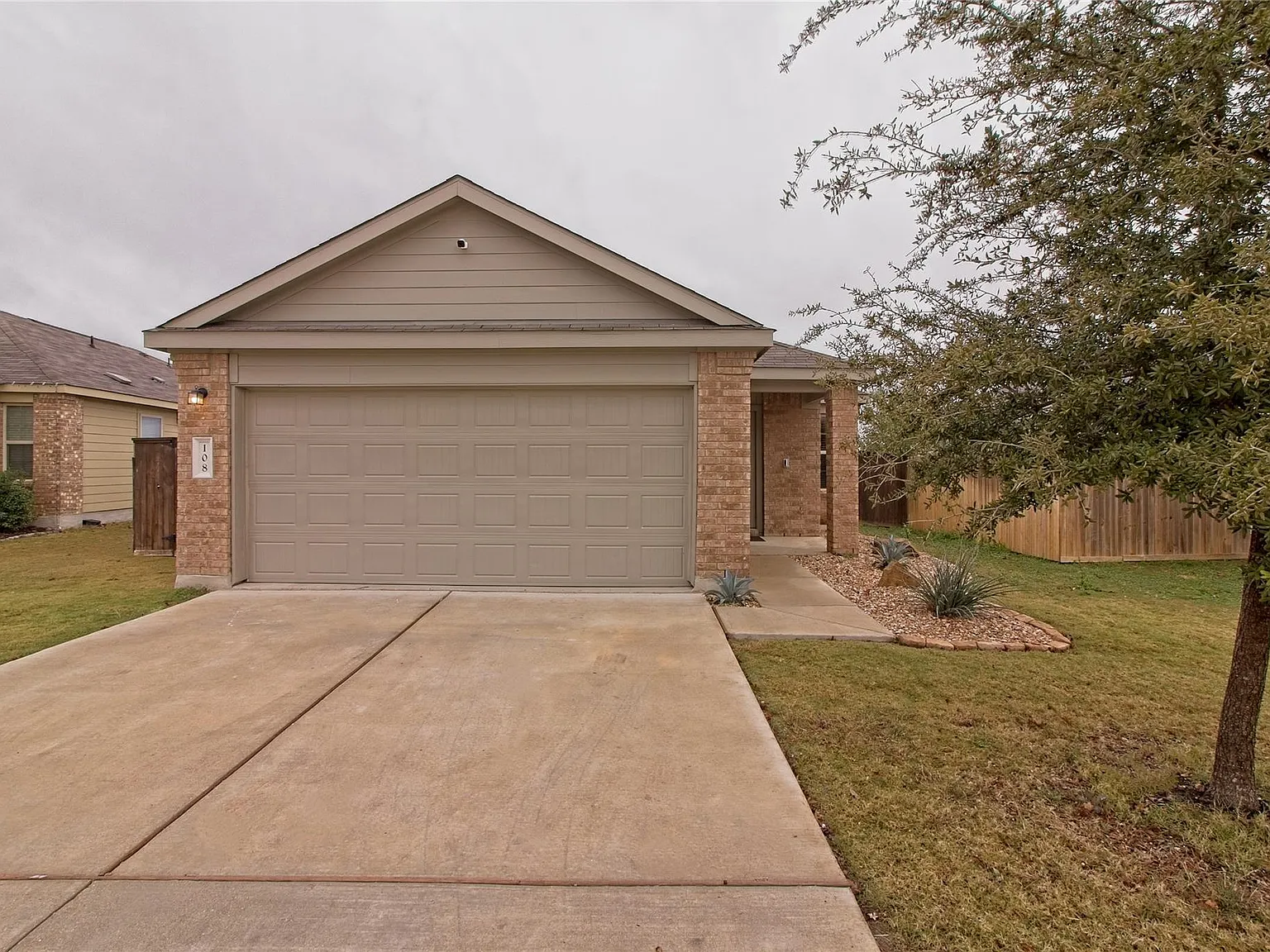 3 bed, 2.0 bath, 1417 sqft, $1,550 — Photo 2