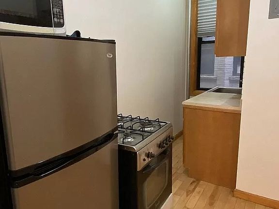 2nd image of 879 Saint Johns Pl APT 1