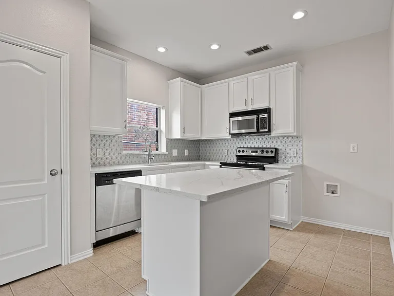 14710 Crystal Lake Dr — Photo 9