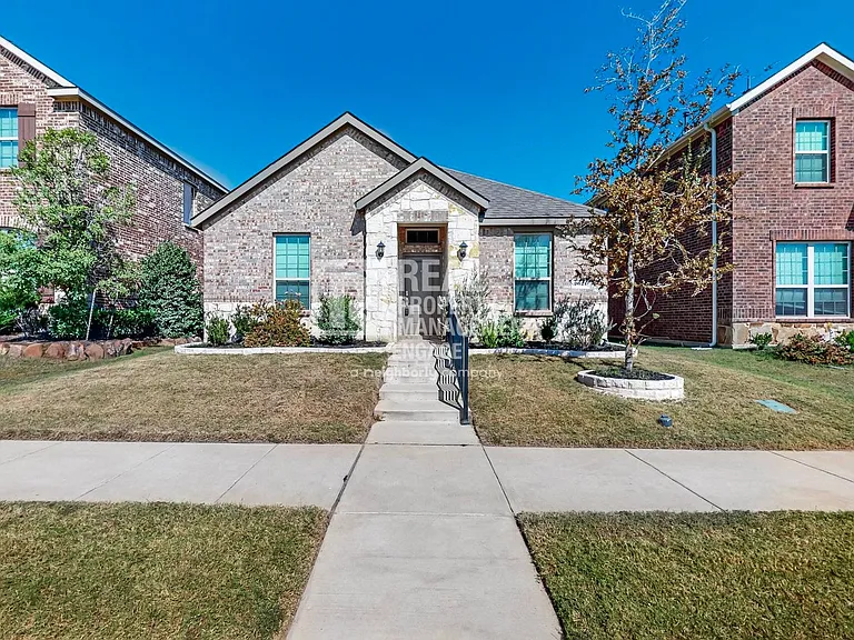 2321 Astapor Dr — Photo 2