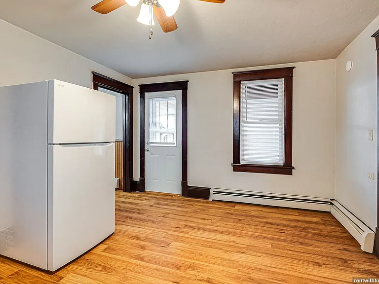 211 Oak St — Photo 12