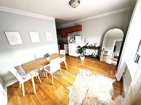 4th image of 912 W Oakdale Ave APT 3S