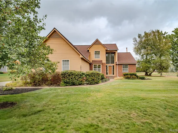 2403 Sandlewood Dr, White Lake, MI 48383