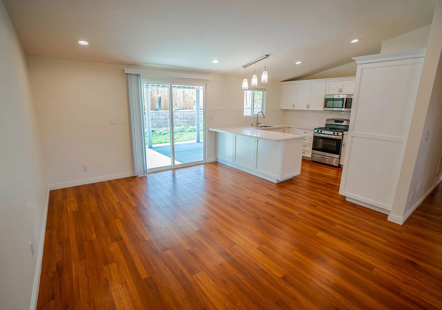 Single Story Home in Canyon Country! — Photo 4