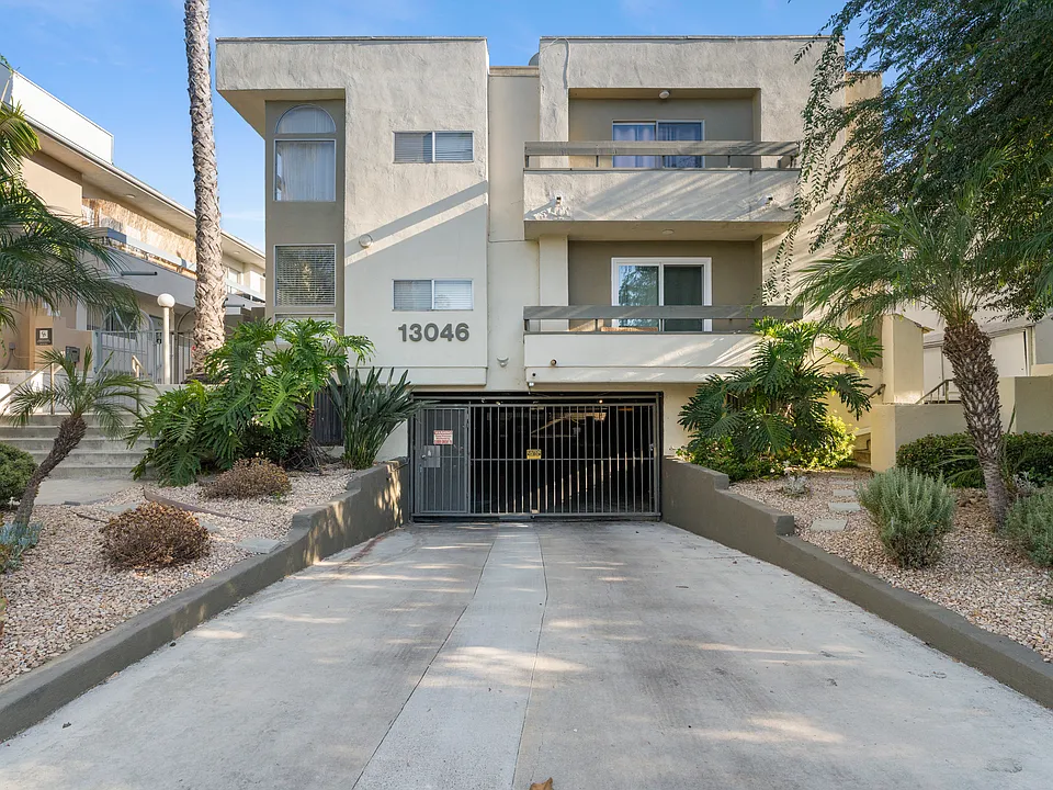 13046 Moorpark St #204