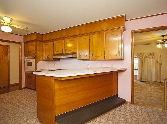 Kitchen with breakfast bar