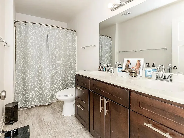 Master Bathtub & shower