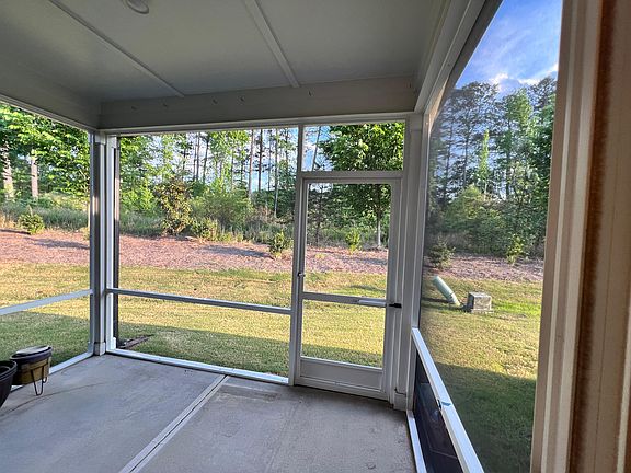 5th image of 2563 Hutch Ln