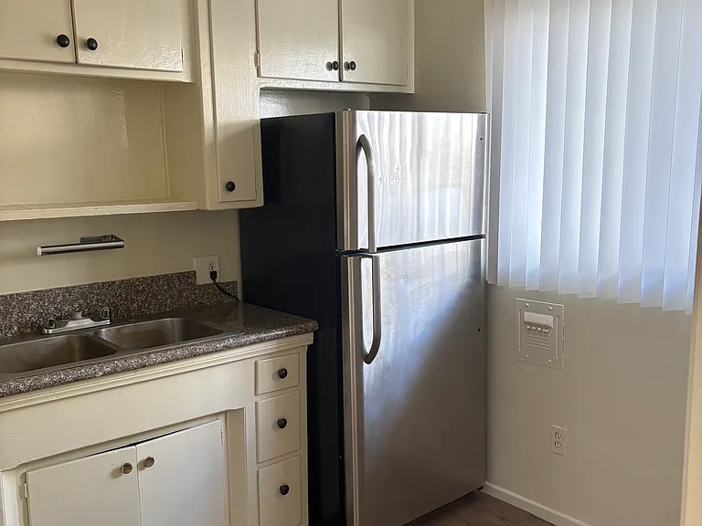 423 N El Molino Ave #3 — Photo 1