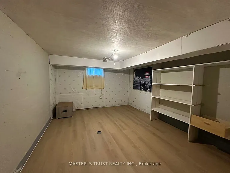 389 Lawrence Ave W — Photo 23