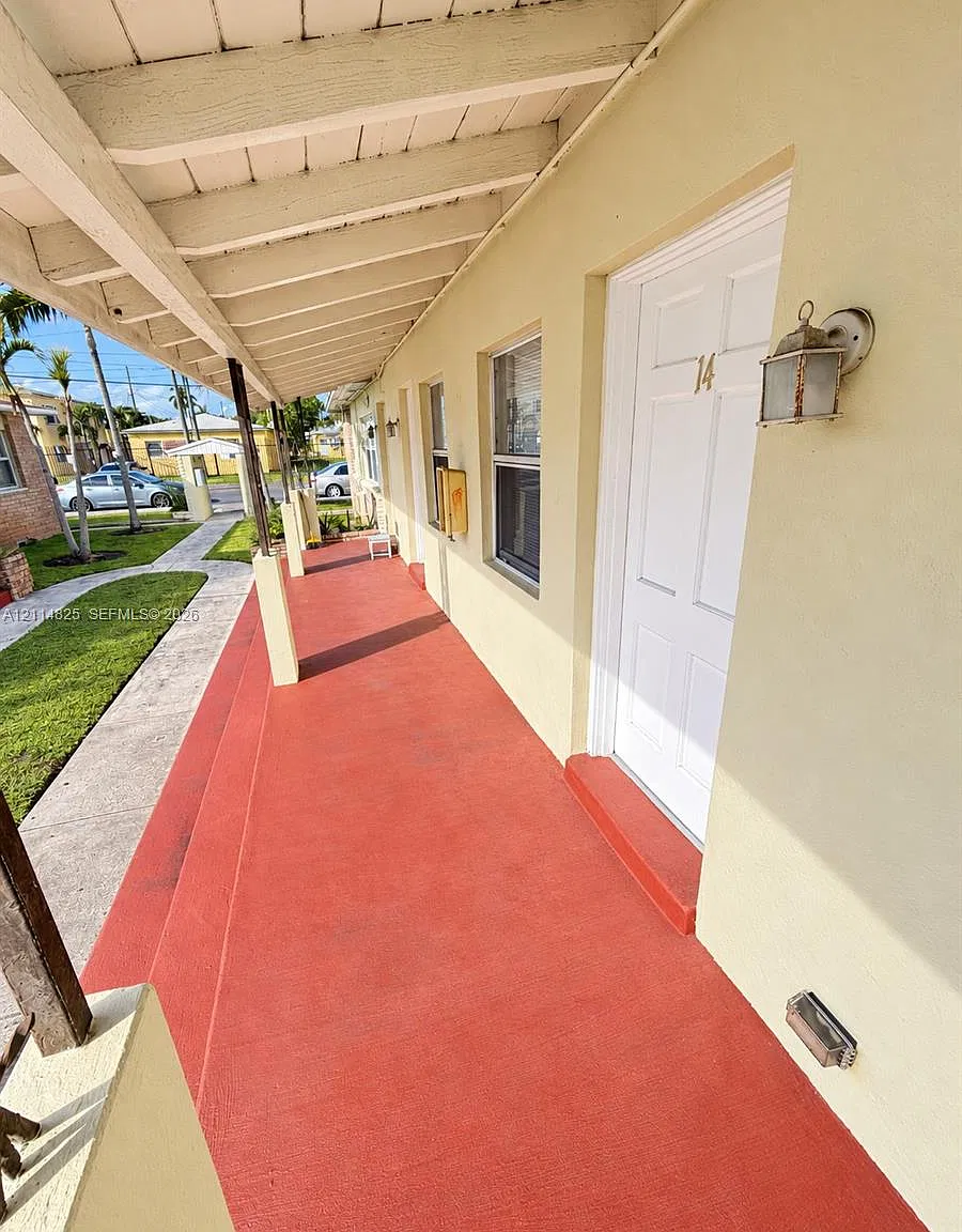 Biscayne Heights — Photo 1