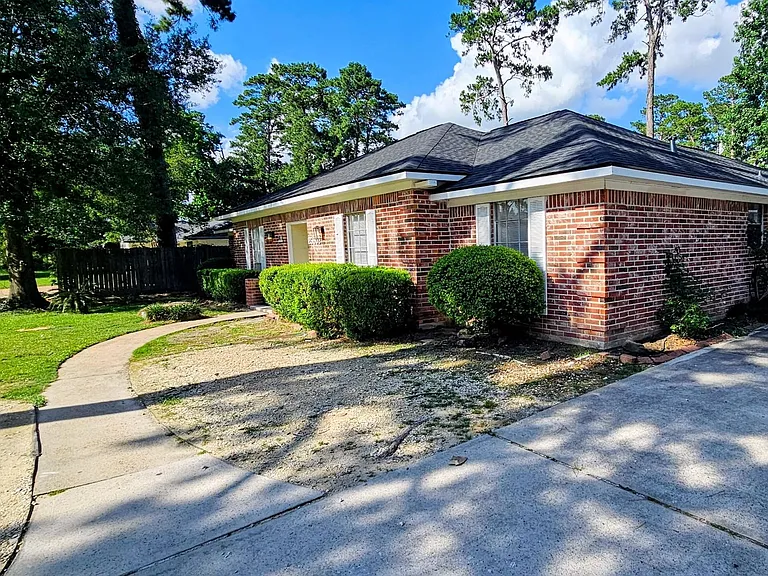 25602 Oakhurst Dr — Photo 2