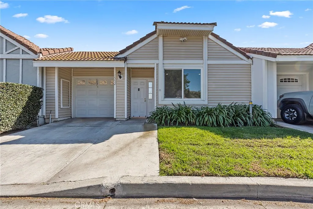 3 bed, 906 sqft, $3,000 — Photo 1