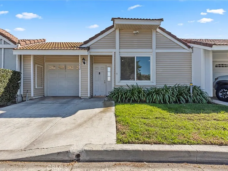 1552 Club Dr — Photo 1