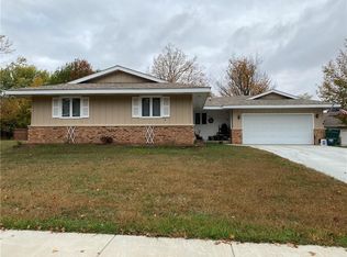 906 Oakcrest Dr, Charleston, IL
