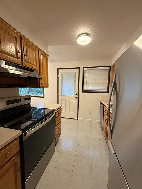 4 bed, $2,450 — Photo 2