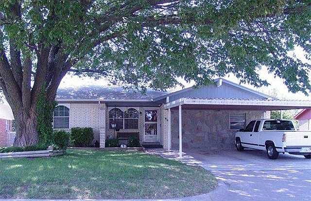 1st image of 809 Plaza Dr