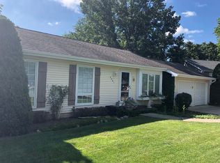 2301 W Edgewood Ct, McHenry, IL 60051