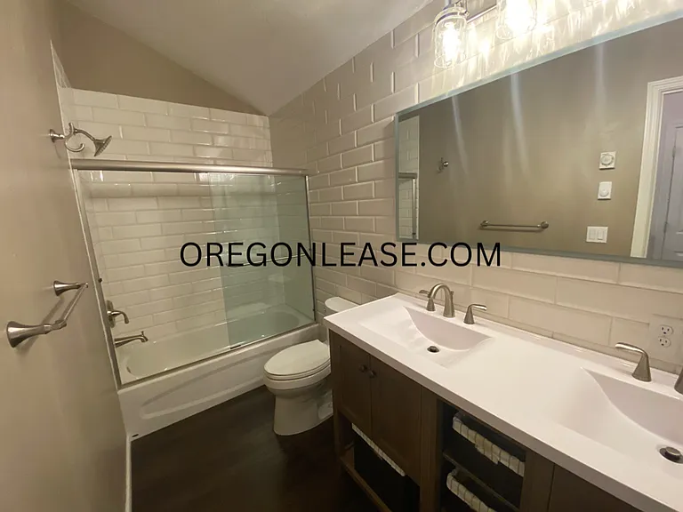 2 bed 2 bath South Eugene Townhome — Photo 8