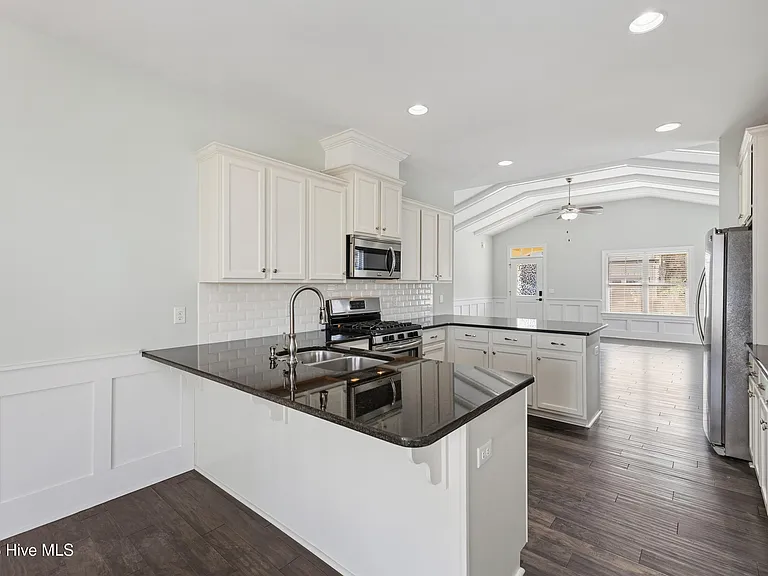 359 Hanover Lakes Dr — Photo 9