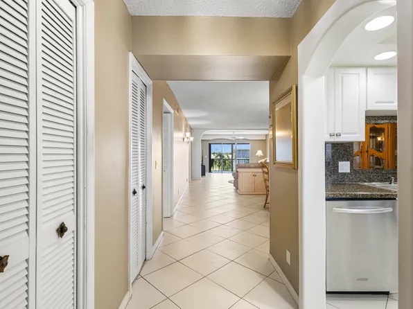 250 John F Kennedy Drive #Ph7, Lake Worth, FL 33462