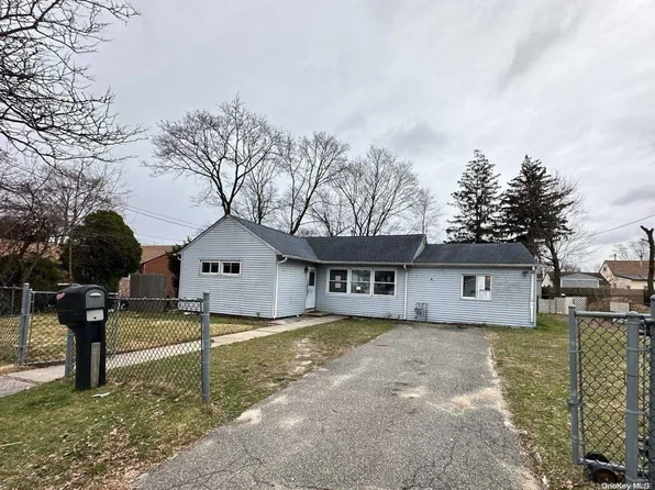 10 E Poplar Street, Central Islip, NY 11722