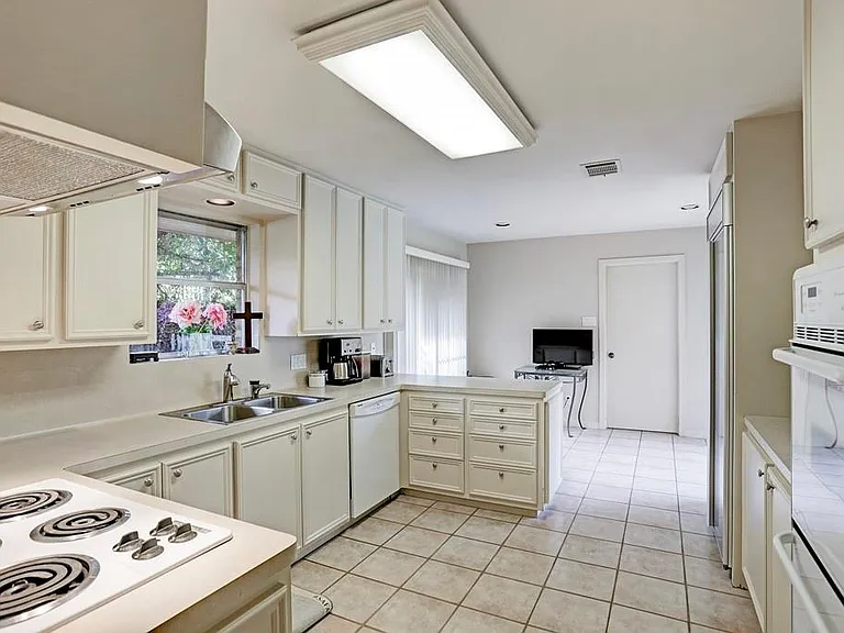 1611 Potomac Dr — Photo 9