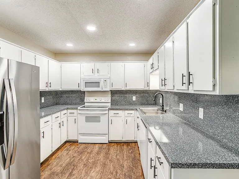 1104 Sproles Dr — Photo 10