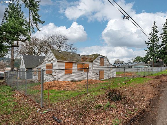 3rd image of 8002 SE Overland St