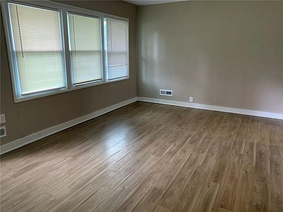 4th image of 10821 Bennington Ave
