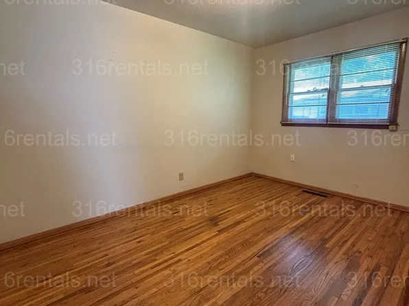 1704 N Lawndale Ave, El Dorado, KS 67042