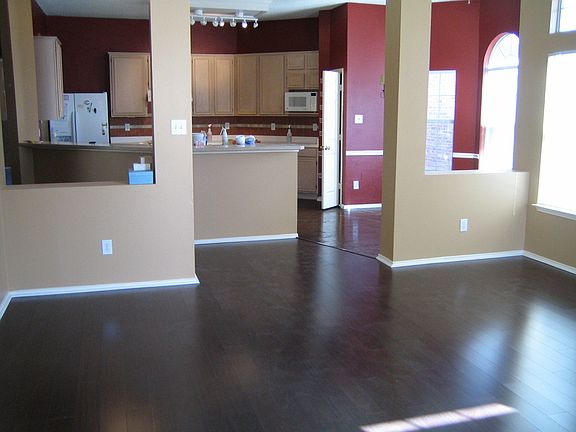 A really open layout that allows LOTS of daylight. This is