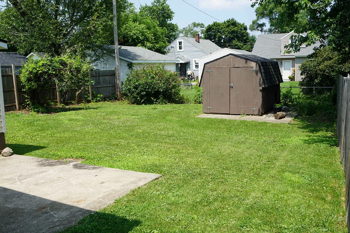 Building Photo - 420 Surby Ave