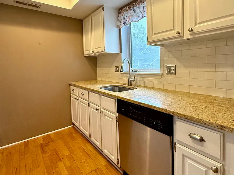 107 Glen Side E — Photo 6