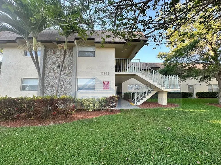 Lakeview Apartments - 5911 SW 41 St — Photo 20