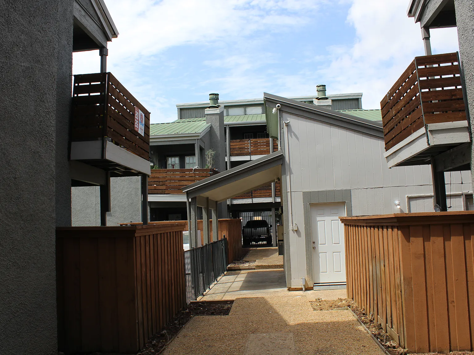 2710 Community Dr — Photo 2