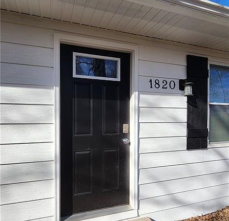 3rd image of 1820 N Vista Dr