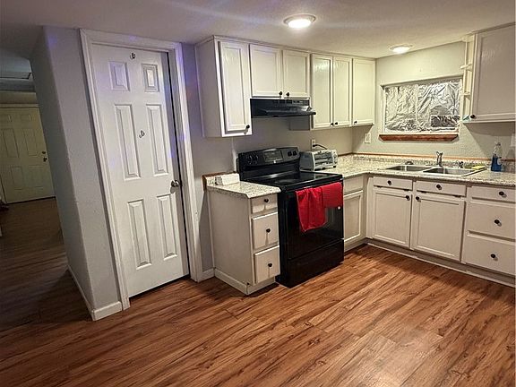 3rd image of 526 W Avenue C