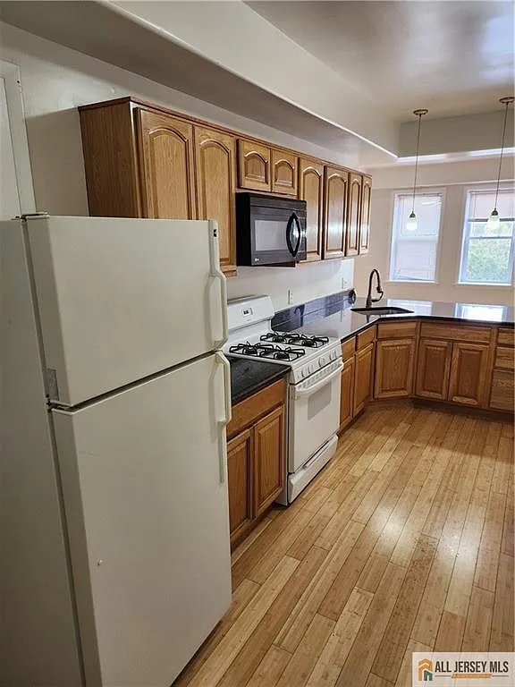 2 bed, 1.5 bath, 2906 sqft, $1,700 — Photo 4